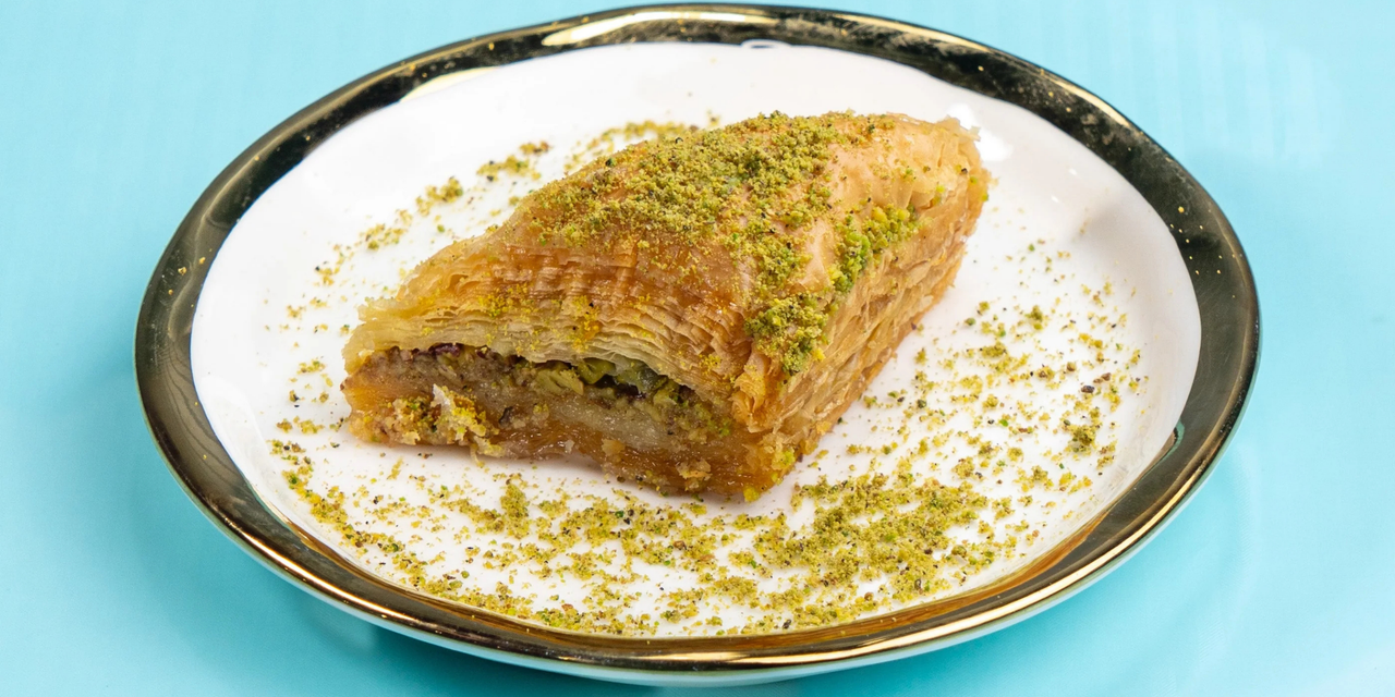 What Makes Pistachio Şöbiyet a Standout Dessert in Seattle