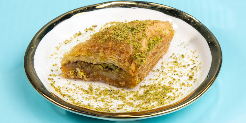 What Makes Pistachio Şöbiyet a Standout Dessert in Seattle